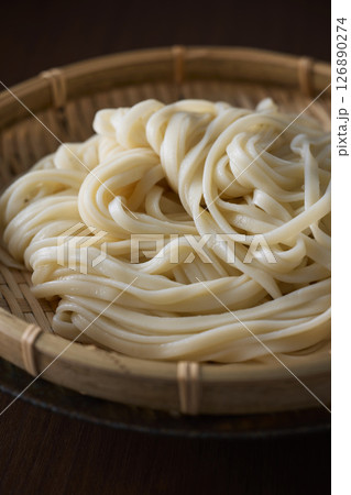ざるに盛られたうどん ざるに盛られたうどん 126890274