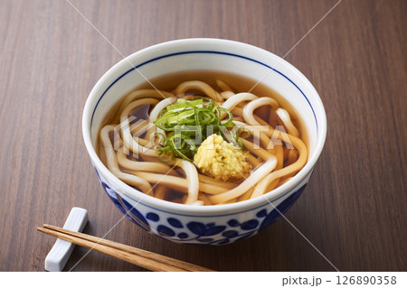 温かいかけうどん 温かいかけうどん 126890358