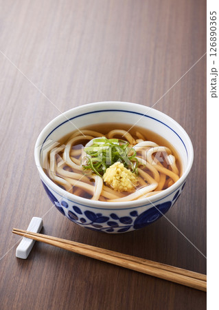 温かいかけうどん 126890365