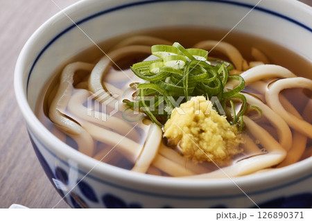 温かいかけうどん 126890371