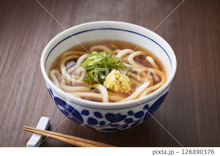 温かいかけうどん 126890376