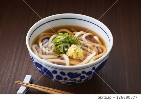 温かいかけうどん 126890377