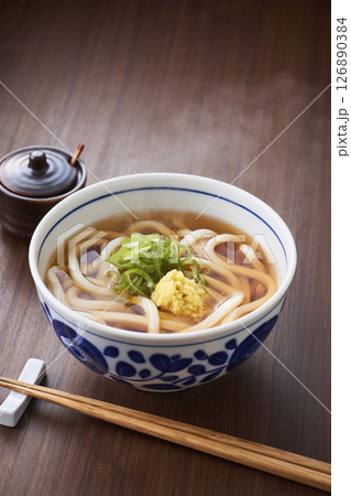 温かいかけうどん 126890384