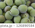 収穫した梅の実 126890584