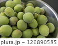 収穫した梅の実 126890585