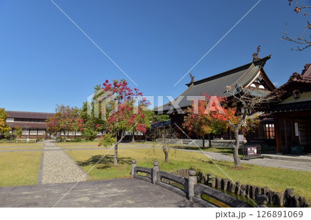 快晴、初秋の朝、会津若松、会津藩校日新館大成殿でかつての藩士が行き交う様を想う 快晴、初秋の朝、会津若松、会津藩校日新館大成殿でかつての藩士が行き交う様を想う 126891069