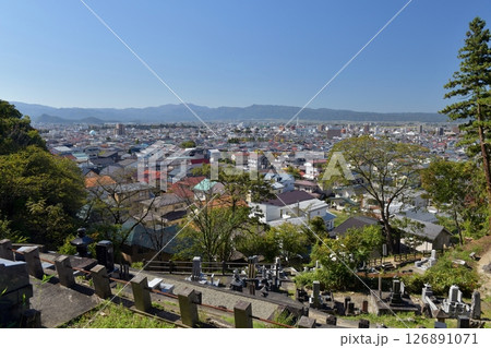 快晴の会津若松、飯盛山の白虎隊自刃の地を訪れ、十九士の感慨にふける 126891071