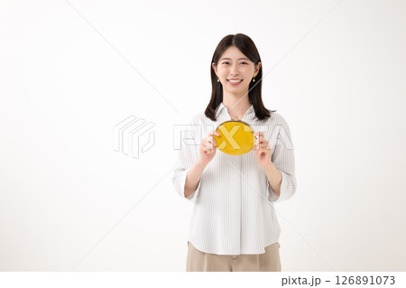 財布を持つ女性 126891073