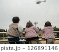 ヘリコプターを見る子供達の後ろ姿 126891146