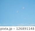 空に飛ぶシャボン玉 126891148