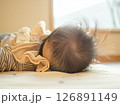赤ちゃんの後ろ姿 126891149
