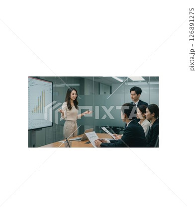 チームを前にプレゼンを行う女性リーダー。モニターに映し出されたグラフを使い、堂々と説明する姿が印象的 チームを前にプレゼンを行う女性リーダー。モニターに映し出されたグラフを使い、堂々と説明する姿が印象的 126891275
