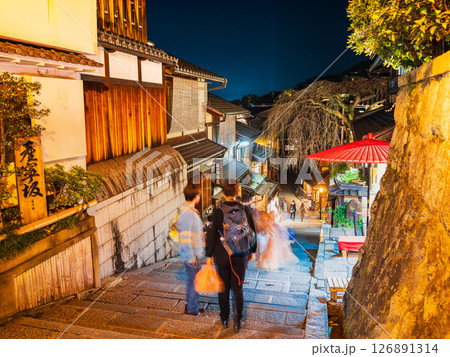 秋の京都　夜の三年坂 126891314