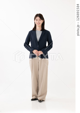 笑顔で立つ女性 笑顔で立つ女性 126891584