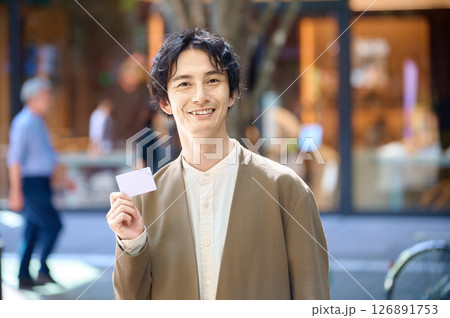 買い物するカードを持った男性 126891753