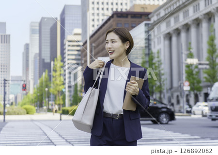 オフィス街を歩く若いビジネスウーマン 126892082