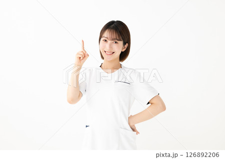 白衣の女性、指をさす 白衣の女性、指をさす 126892206