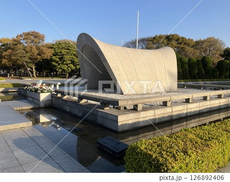 広島平和記念公園　～横から見る慰霊碑～ 126892406