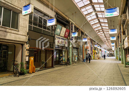《広島県》尾道・本通り商店 126892605