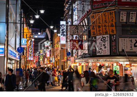 《大阪府》通天閣をのぞむ新世界の夜景 126892632