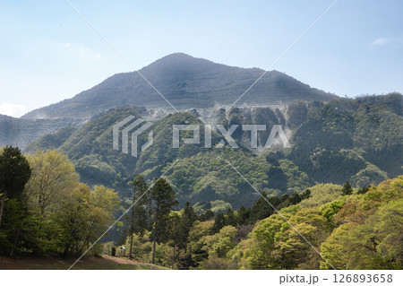 石灰岩採掘のため本来の姿をなくしつつも堂々と立つ武甲山(埼玉県秩父市) 石灰岩採掘のため本来の姿をなくしつつも堂々と立つ武甲山(埼玉県秩父市) 126893658
