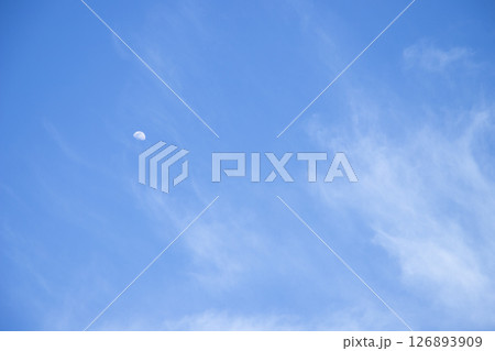 青空に浮かぶ昼間の月 126893909