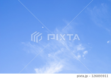 青空に浮かぶ昼間の月 青空に浮かぶ昼間の月 126893911