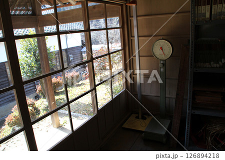 レトロな小学校の体重計と身長計 126894218