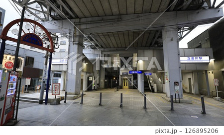 京浜急行本線の立会川駅出入口、エスカレーターやエレベーターが設置 京浜急行本線の立会川駅出入口、エスカレーターやエレベーターが設置 126895206