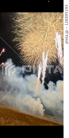 夜空に広がる花火の光と歓声。その瞬間、時間が止まるような感動が胸に刻まれる。 126895293