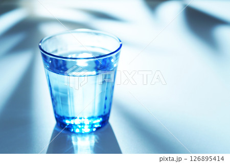 ブルーのグラスに入ったミネラルウォーター 126895414