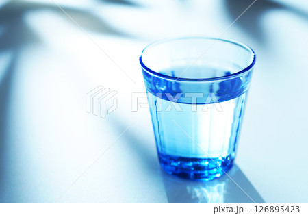 ブルーのグラスに入ったミネラルウォーター 126895423
