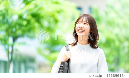 屋外を歩く笑顔の女性・ビジネスウーマン 屋外を歩く笑顔の女性・ビジネスウーマン 126896184