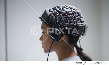 脳波測定装置を装着する未来の少女 脳波測定装置を装着する未来の少女 126897165