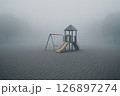 廃墟風リミナル空間：霧に包まれた遊び場と石畳 126897274