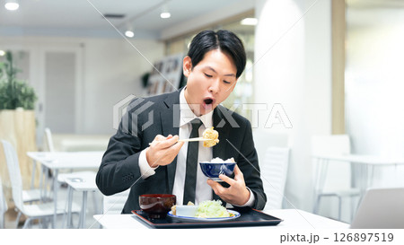 定食を食べる男性ビジネスマン 定食を食べる男性ビジネスマン 126897519