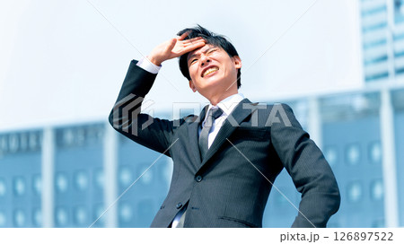 夏の炎天下、外回りの男性ビジネスマン 126897522