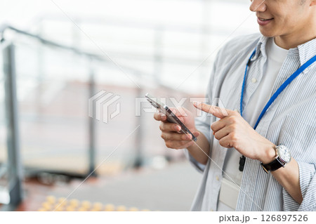 スマホを操作するビジネスマン（パーツ） 126897526