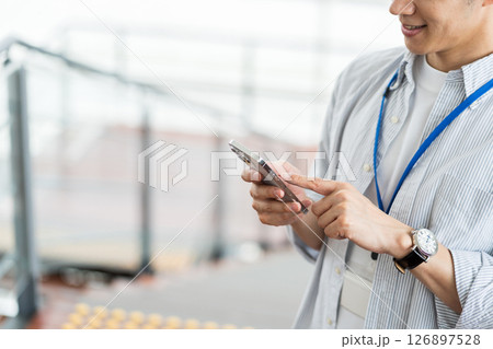 スマホを操作するビジネスマン（パーツ） 126897528