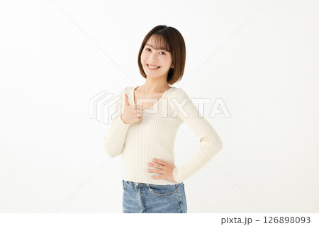 サムズアップをする若い女性 サムズアップをする若い女性 126898093