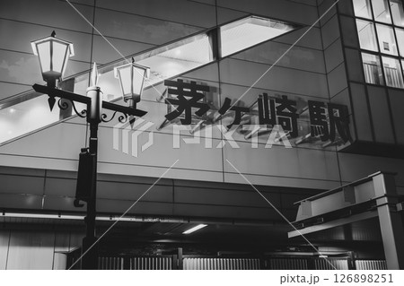 夜の茅ヶ崎駅（南口） 126898251