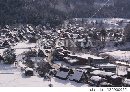 世界遺産・白川郷の冬景色と合掌造りの集落 世界遺産・白川郷の冬景色と合掌造りの集落 126900955