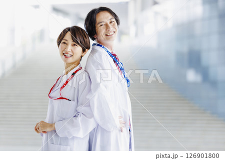 病院で働く男性医師と女性医師 病院で働く男性医師と女性医師 126901800