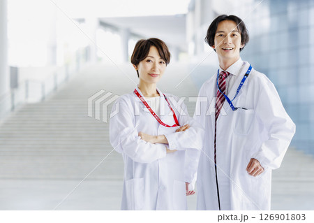病院で働く男性医師と女性医師 病院で働く男性医師と女性医師 126901803