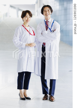 病院で働く男性医師と女性医師 126901890