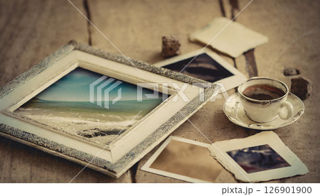 古びた写真とコーヒーカップの静物構成 / ノスタルジックな記憶を呼び起こすビジュアル素材 古びた写真とコーヒーカップの静物構成 / ノスタルジックな記憶を呼び起こすビジュアル素材 126901900