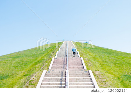 もりの山と青空 126902134