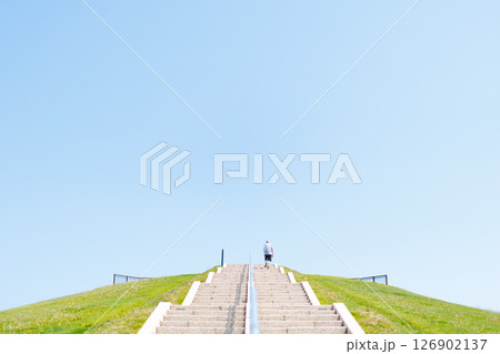 もりの山と青空 126902137