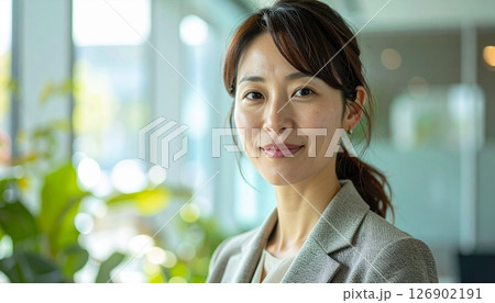 柔光と調和する働く30代女性 柔光と調和する働く30代女性 126902191