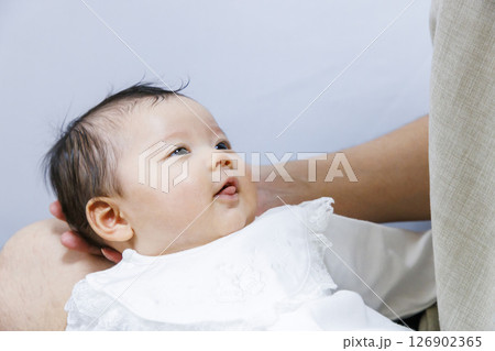 お父さんに抱かれる赤ちゃん 126902365